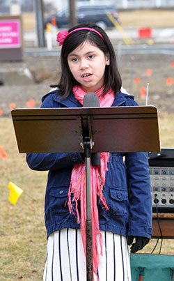 Frente a los participantes en la manifestación punto medio de 40 Días por la Vida en Indianápolis el 14 de marzo, Sara Cabrera, 7, y un miembro de la parroquia de St. Ann en Indianápolis, lee su carta al Presidente Barack Obama pidiéndole que cambie sus puntos de vista sobre el aborto. (Photo by Natalie Hoefer)